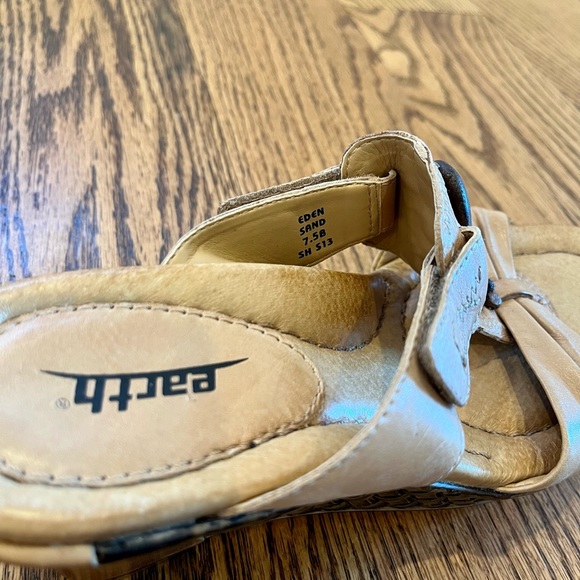 Women's Earth Sand Tan Leather 3 1/4” Wedge Sandals Size 7.5 - Picture 9 of 10